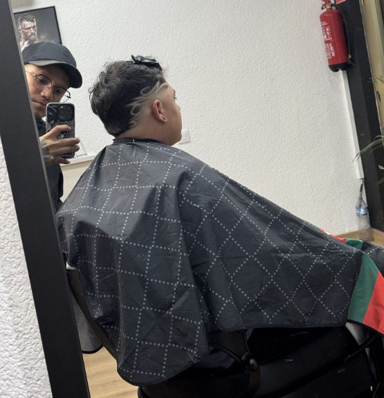 Diseño a navaja en la nuca con rizos arriba en The Yisusbarbershop, Albacete