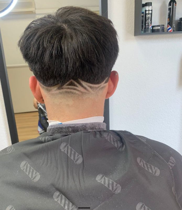 Diseño geométrico a navaja en la nuca en The Yisusbarbershop, Albacete